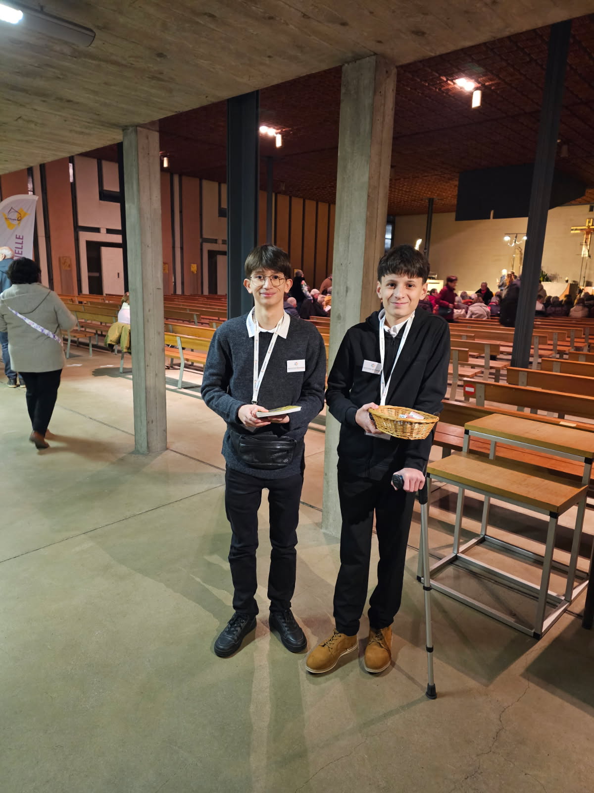 Noah et Naël à la distribution des programmes du concert